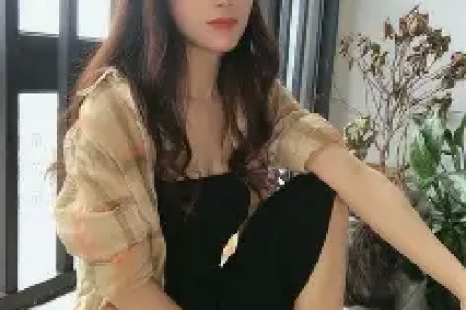 看宋雨琦穿短裙出席活动对长辈90度鞠躬才懂她火都是有原因的